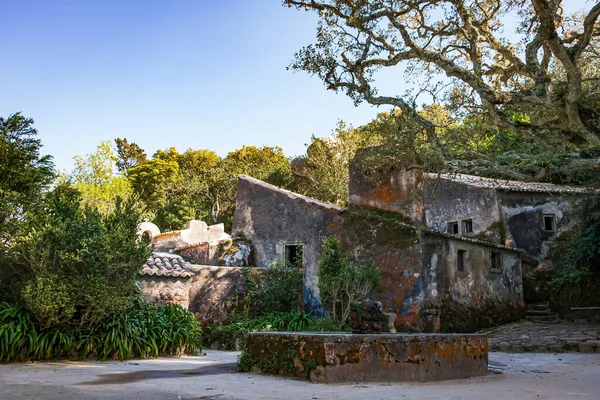 古老的岩石和石头建筑 葡萄牙里斯本地区Sintra Capuchos修道院 — 图库照片