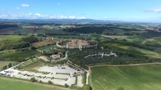 Luftaufnahme von Monteriggioni - mittelalterliche Stadt in der Toskana — Stockvideo