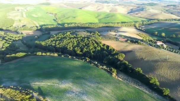 Vuelo aéreo sobre el hermoso paisaje del atardecer en Toscana — Vídeo de stock