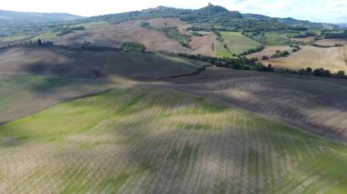 Tuscany 'deki güzel günbatımı manzarası.