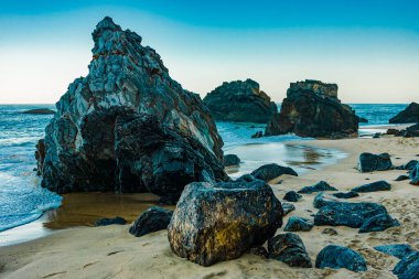 Sabah sahilde kayalık taş, Atlantik Okyanusu kıyısı, Adraga, Portekiz.