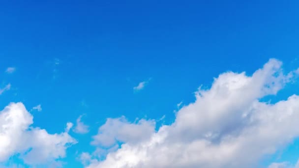 Costruire moto nuvole. Gonfio soffice bianco nuvole cielo time lapse. — Video Stock