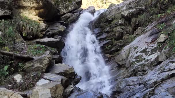 Каскадный водопад в горах . — стоковое видео