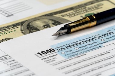 Kalem ve dolar banknotlu vergi formu. belge maketi