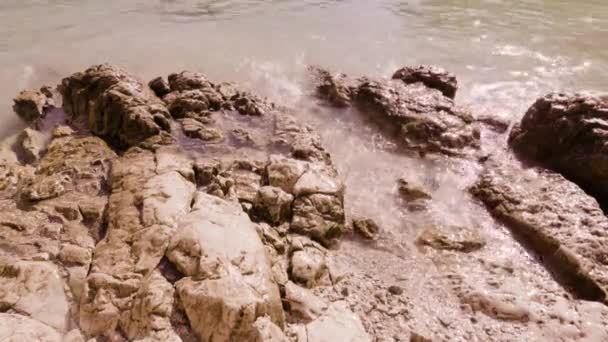 Πέτρες στην παραλία των γαλλικών φιόρδ, Calanques εθνικό πάρκο — Αρχείο Βίντεο