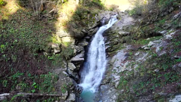 Cascata panoramica in montagna . — Video Stock