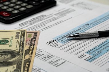 Kalem ve dolar banknotlu vergi formu. belge maketi