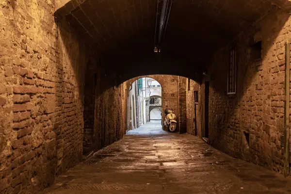 意大利旧城 位于欧洲潘迪米亚的意大利北部空旷的街道 — 图库照片
