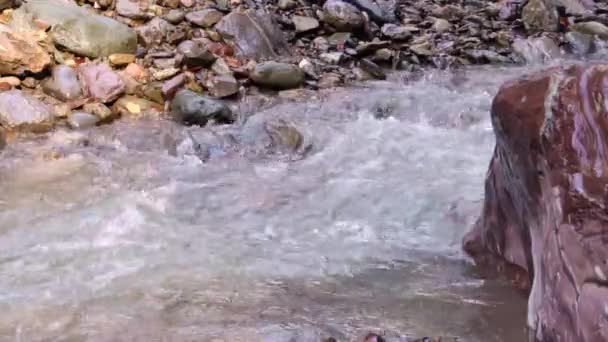 Naturskön kaskad vattenfall i bergen. — Stockvideo