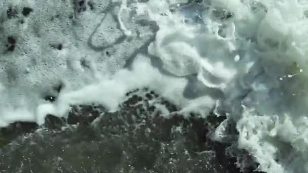 Vista aérea de arriba hacia abajo de olas gigantes del océano estrellándose y espumando — Vídeo de stock