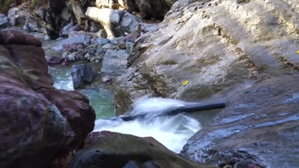 Cachoeira cascata cênica nas montanhas . — Vídeo de Stock