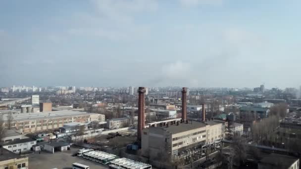 Luchtfoto Emissie Naar Atmosfeer Door Industriële Leidingen Smokestack Pijpen Beschoten — Stockvideo
