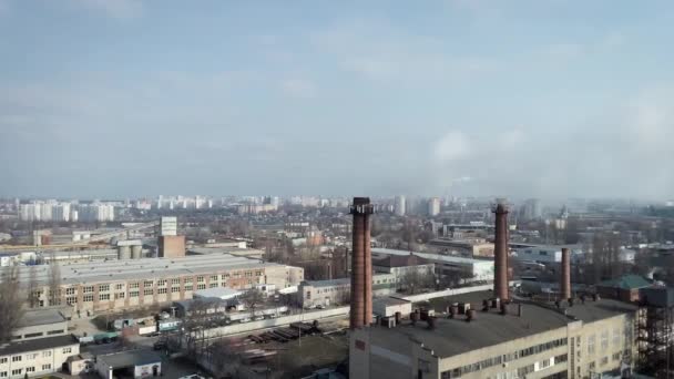 Эпический Эфир Высоких Труб Дымовыми Выбросами Трубы Завода Загрязняют Атмосферу — стоковое видео