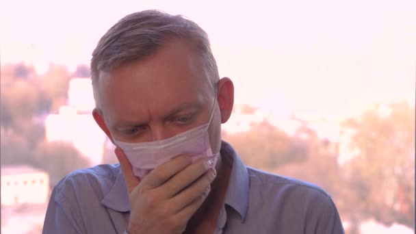 Pandemia Portret Mężczyzny Kaszlem Maską Ochronną Koncepcja Bezpieczeństwa Higieny Pracy — Wideo stockowe