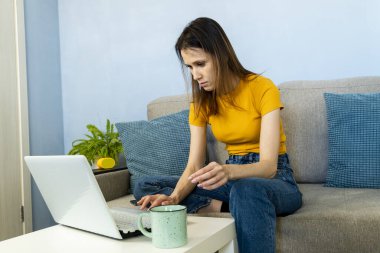 Evde dizüstü bilgisayarla çalışan Meşgul Ciddi Kadın