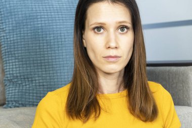 Evden çalışan güzel, ciddi, genç bir kadın.