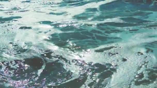 Bovenaanzicht vanuit de lucht vanaf grote hoogte van blauw azuurblauw turquoise zeewater — Stockvideo