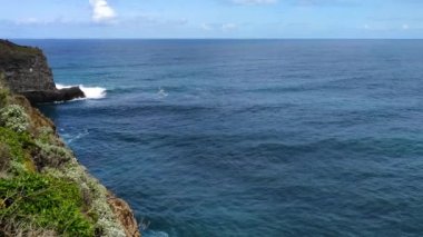 Batı kıyısındaki Madeira 'da panoramik manzaralı bir sahil şeridinin video görüntüleri.