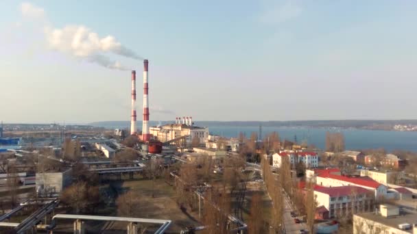 Vista aérea de tubos de chaminé alta com fumaça cinza da usina de carvão — Vídeo de Stock