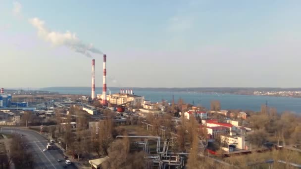 Industriële zone met een grote rode en witte pijp dikke witte rook wordt gegoten uit de fabriekspijp — Stockvideo