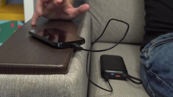 Homme attendant tout en chargeant smartphone par la banque d'énergie . — Video