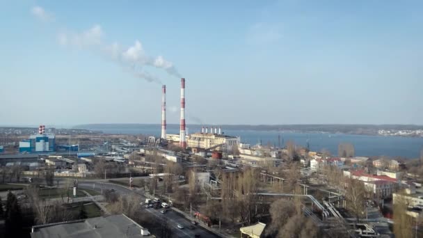 Luftverschmutzung. Industrieröhren mit dickem Rauch verschmutzen die Atmosphäre — Stockvideo