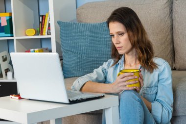 Kadın ya da ev içinde akıllı telefon ve dizüstü bilgisayarda uzaktan internet mesafesinde çalışarak başarılı olmak.