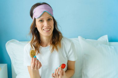 Genç, güzel ve komik kadın için yatakta kahvaltı. Günaydın konsept.