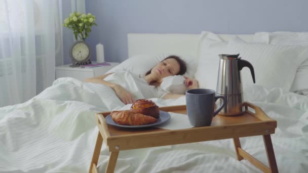 Boldog Vonzó Ébred Fel Reggel Ágyban Reggelt Friss Gyönyörű Reggelit — Stock videók