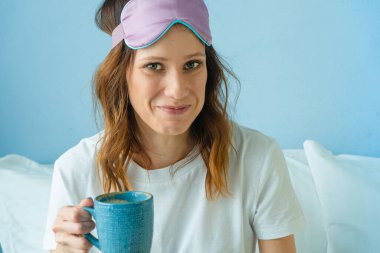 Genç, güzel ve komik kadın için yatakta kahvaltı. Günaydın konsept.