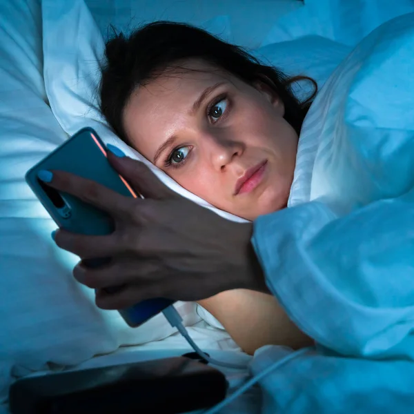 Joven Mujer Cansada Mirando Pantalla Teléfono Móvil Acostada Cama Hasta — Foto de Stock