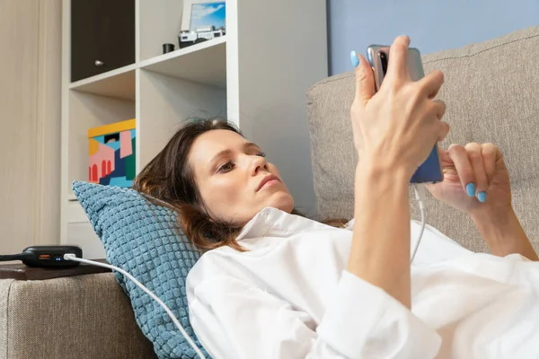 Die Frau Benutzt Ein Handy Das Von Der Powerbank Aufgeladen — Stockfoto