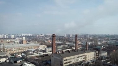 Büyük bir piposu olan sanayi bölgesi fabrika borusundan beyaz duman dökülüyor..