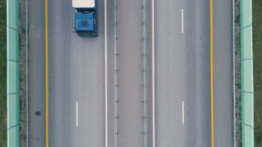 Güneşli bir günde kırsal alanda çift taraflı asfalt yol.