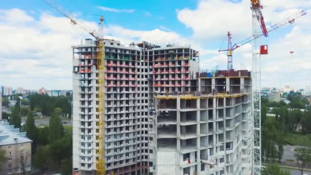 Trabalhadores que trabalham em um canteiro de obras, construção de condomínio casa — Vídeo de Stock