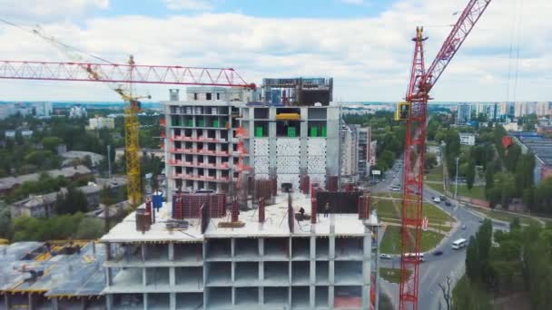 Arbeiter auf einer Baustelle beim Bau einer Eigentumswohnung — Stockvideo