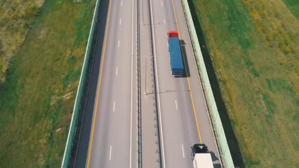 Dwustronna dwudrożna asfaltowa autostrada do krajobrazu miasta w letni słoneczny dzień. — Wideo stockowe