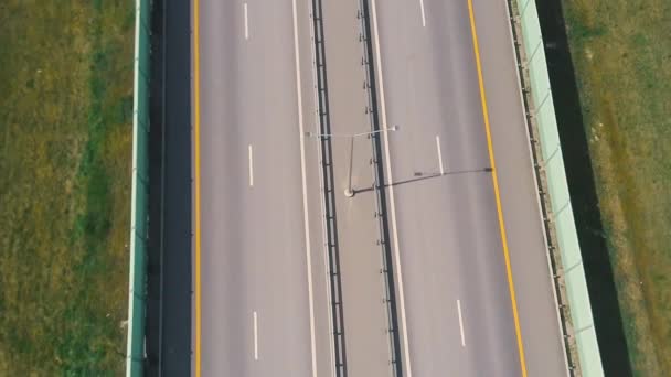 Dwustronna dwudrożna asfaltowa autostrada do krajobrazu miasta w letni słoneczny dzień. — Wideo stockowe