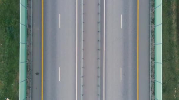 Route sans fin vide, route bitumineuse à double sens dans un paysage rural sec 