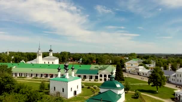 Suzdal Kreml a születési katedrálissal, a középkori orosz város legrégebbi részével — Stock videók