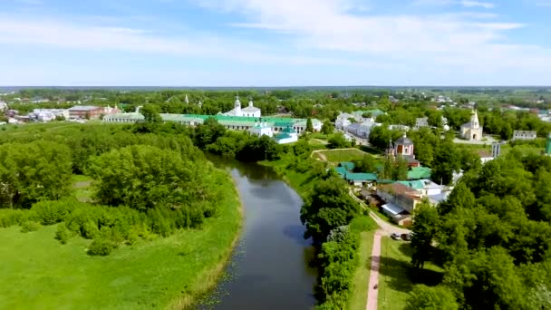 Luchtfoto Elias Kerk aan de rivier de Kamenka in Suzdal, Rusland — Stockvideo