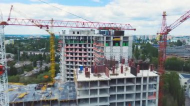 Şehrin inşa edilmiş yaşam bloğunun manzarası. Crane inşaat alanında çalışıyor.