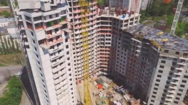 Şehrin inşa edilmiş yaşam bloğunun manzarası. Crane inşaat alanında çalışıyor.