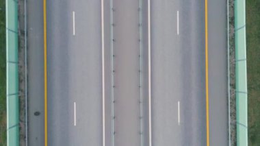 Güneşli bir günde kırsal alanda çift taraflı asfalt yol.