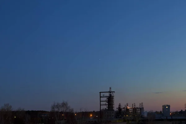 Crépuscule Ciel Horizon Dessus Ville Avec Des Arbres Tube Industriel — Photo