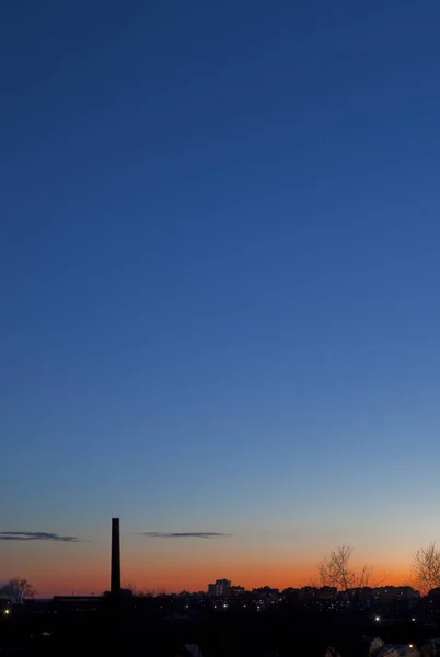 Crépuscule Ciel Horizon Dessus Ville Avec Des Arbres Tube Industriel — Photo