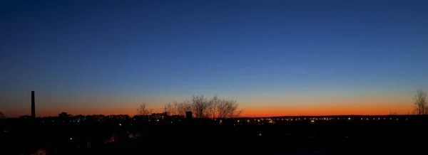 Crépuscule Ciel Horizon Dessus Ville Avec Des Arbres Tube Industriel — Photo