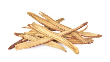 Beyaz arkaplandaki meyan köklerini kes