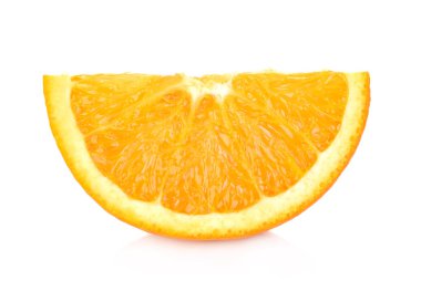 Beyaz üzerine izole edilmiş bir portakal dilimi.