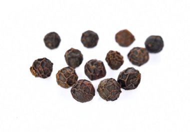 İzole biber. Beyaz zemin üzerine biber. Siyah peppe